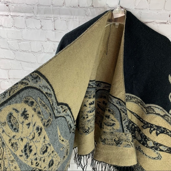 BCBG Poncho Wrap Sweater One Size - Picture 4 of 8